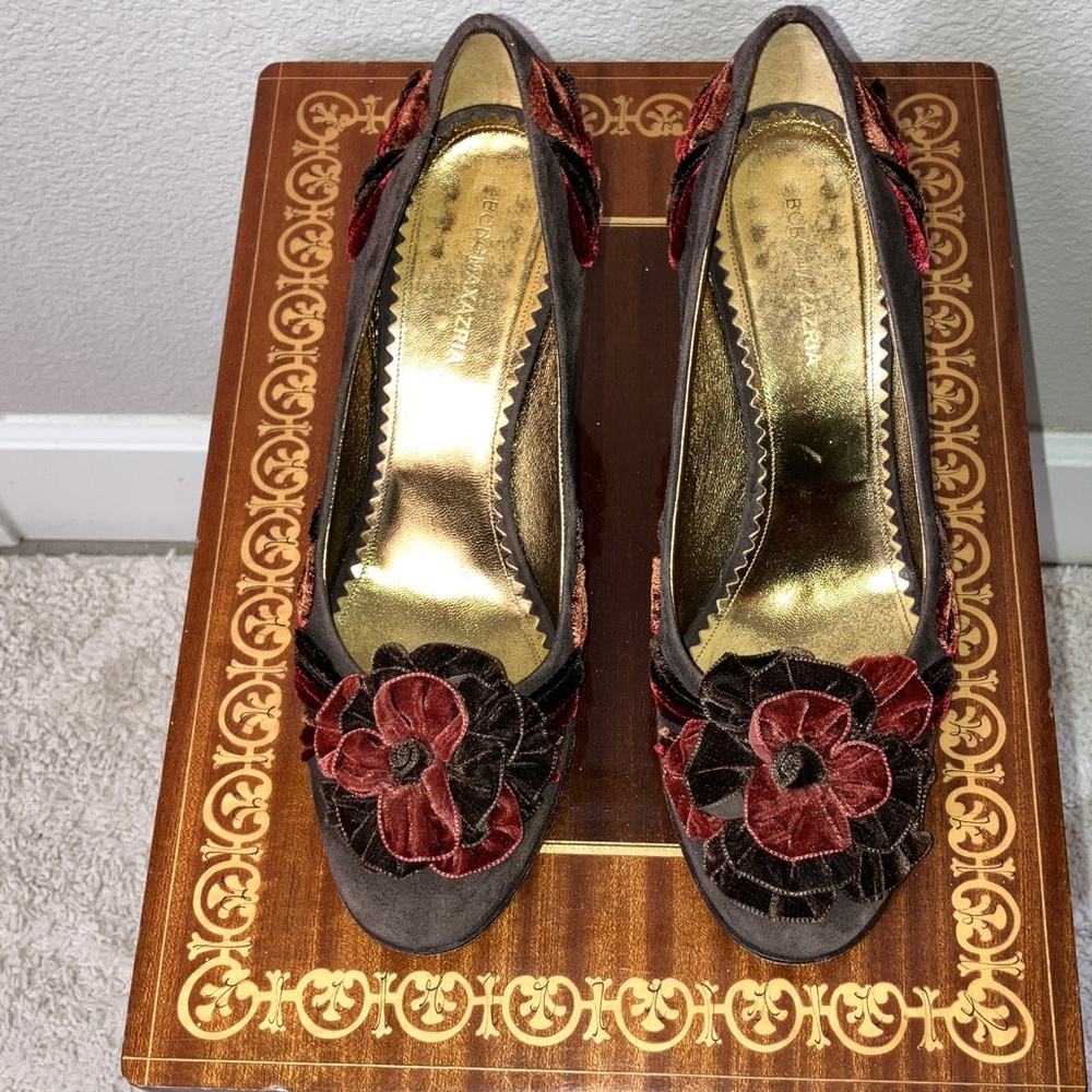 Vintage BCBG 8 maxazaria heels brown suede with velvet flowers and leaves rust